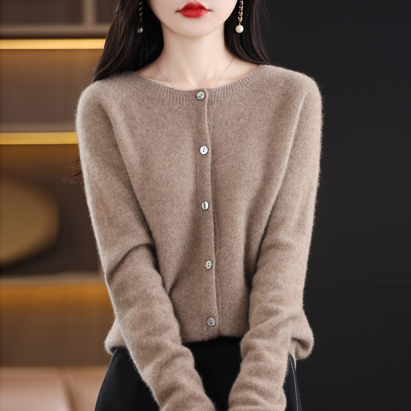 Damen Kurzgeschnittener Cardigan in Mohair‑Optik mit Rundhalsausschnitt und Perlmuttknöpfen Shop Nory