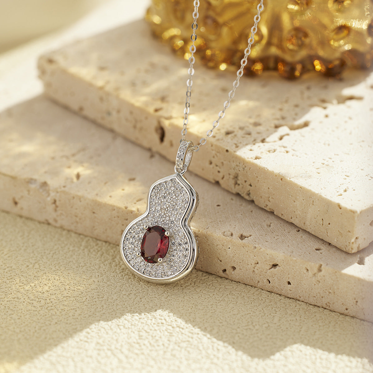 Damen eleganter Anhänger mit rot funkelndem Zirkon Stein Shop Nory