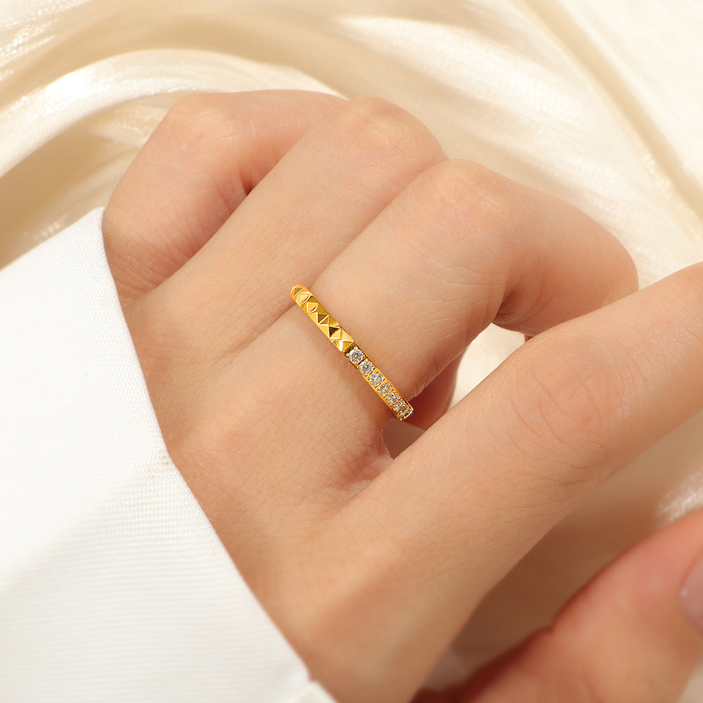 Damen eleganter Ring mit geometrischem Design und funkelnden Zirkonia Shop Nory