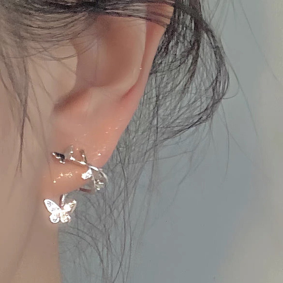 Damen Ohrringe mit glitzernden Schmetterlingen und elegantem Twist-Design Shop Nory