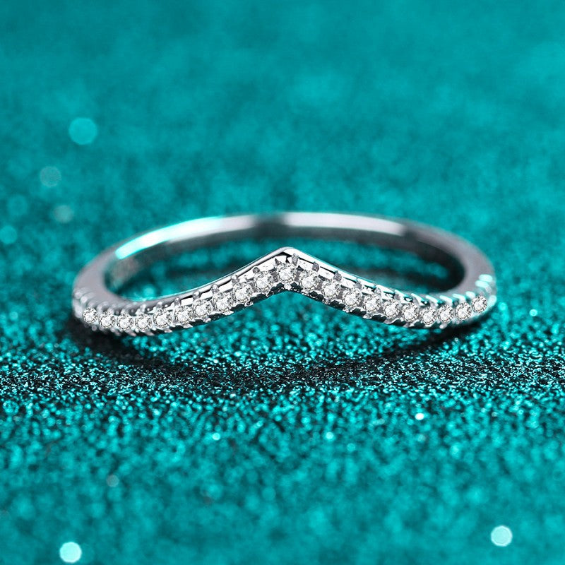 Damen eleganter V-förmiger Ring mit funkelnden Zirkonia Shop Nory