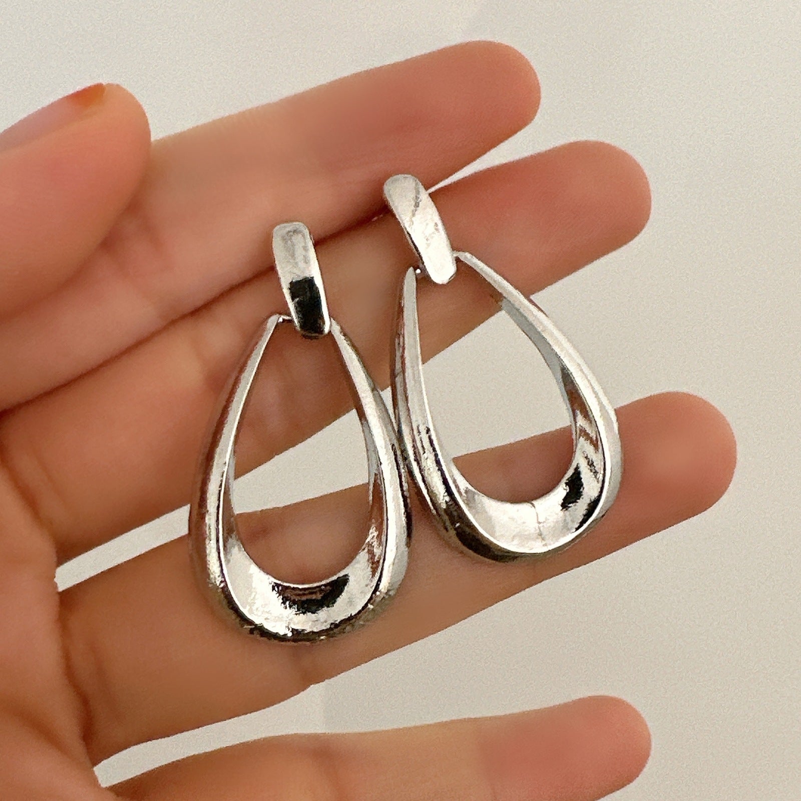 Damen Creolen mit einzigartigem geschwungenem Design Shop Nory