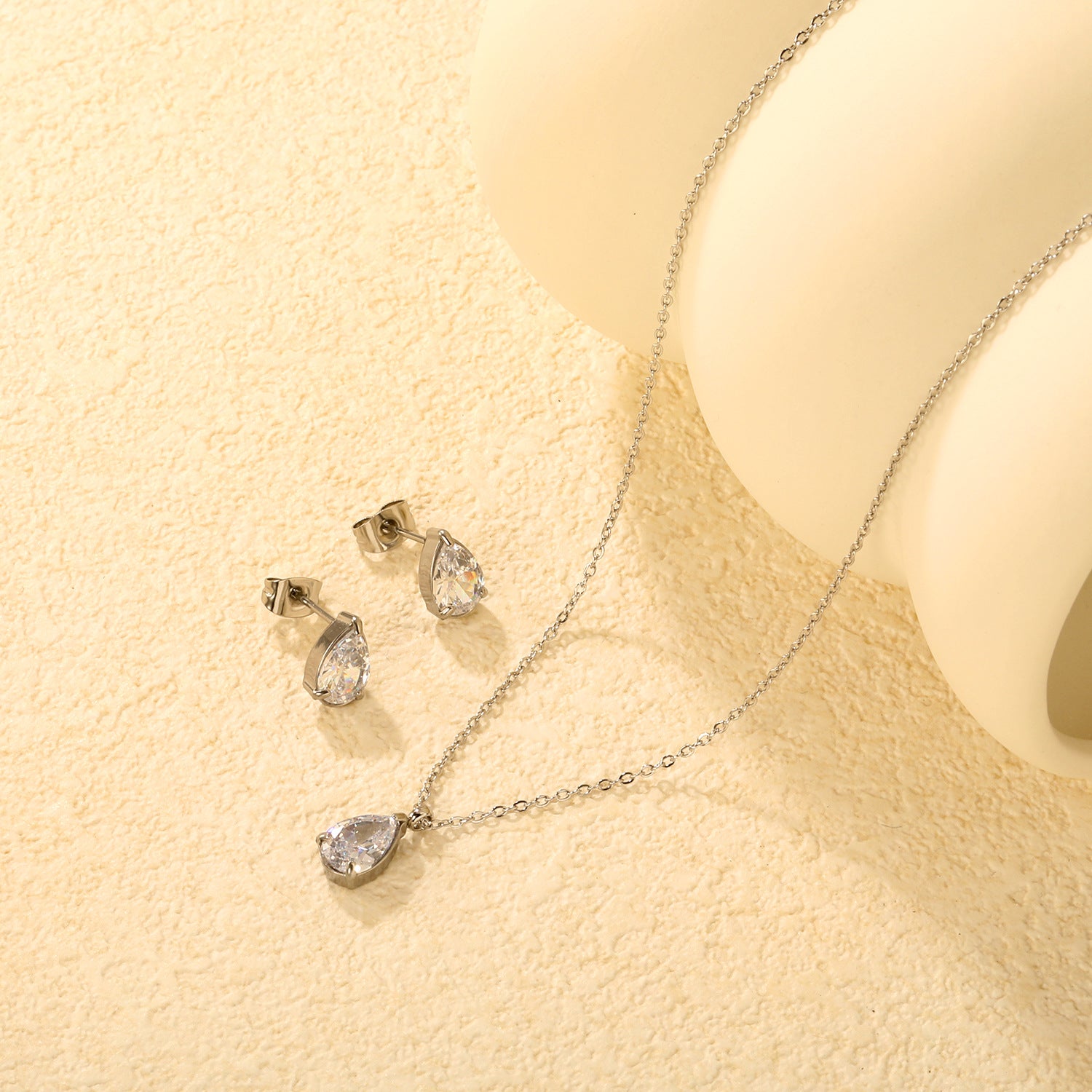 Damen Schmuckset mit funkelnden Zirkonia-Elementen und elegantem Ohrstecker Shop Nory