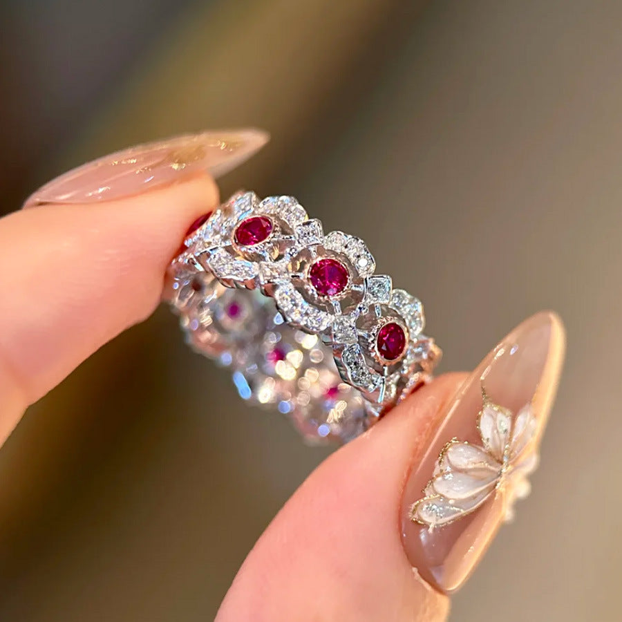 Damen zierlicher Ring mit filigranem Blumenmuster und strahlenden Rubinen Shop Nory