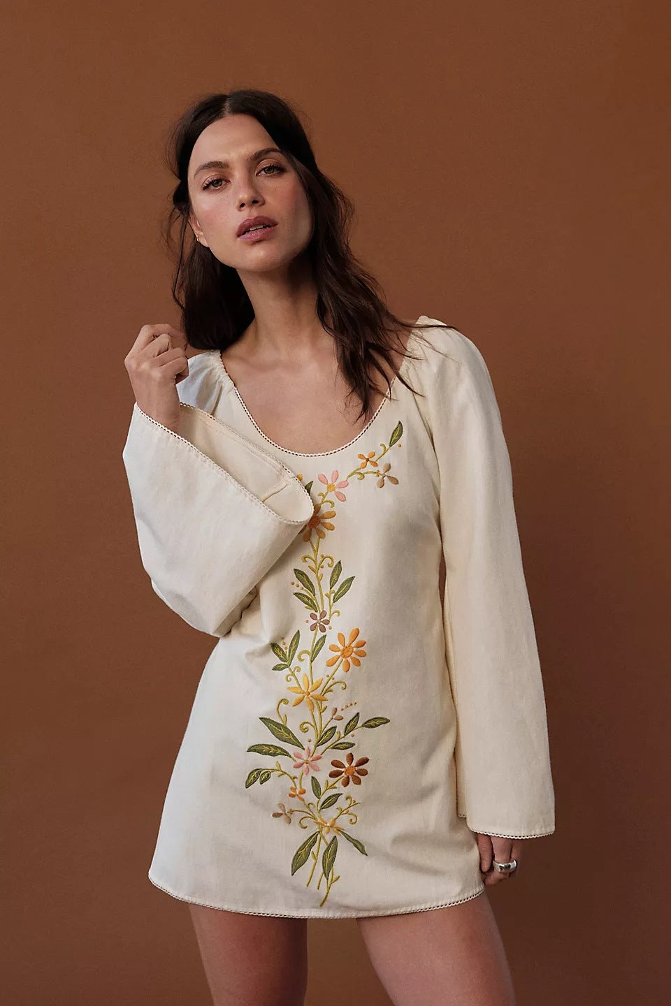 Damen Blusenkleid mit floralen Stickereien und weit ausgestellten Ärmeln Shopnory