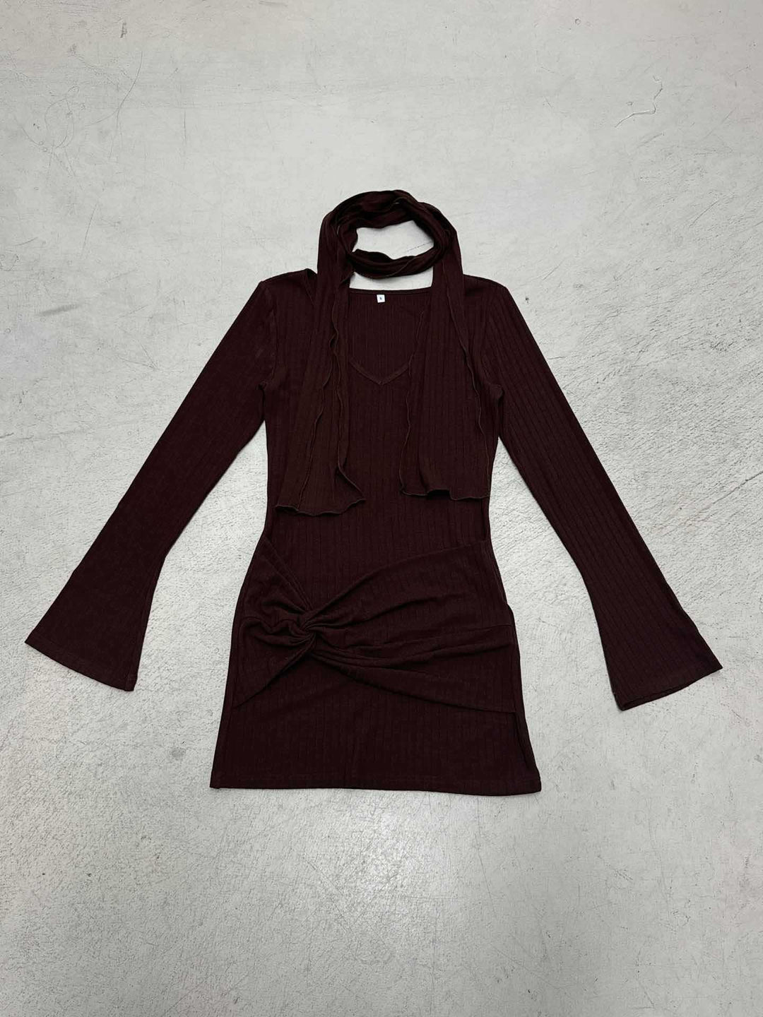 Damen nan figurbetontes Rippenstrick-Minikleid mit Knotendetail, integrierter Schlaufe und Halstuch Shop Nory
