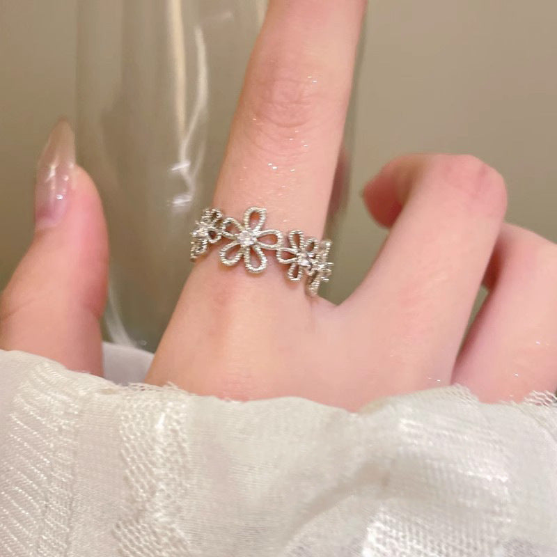 Damen Zarter Blumenring mit funkelnden Zirkonia-Steinen Shop Nory