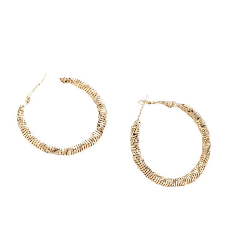 Damen Elegante, kunstvoll designte Creolen aus hochwertigem Metall Shop Nory