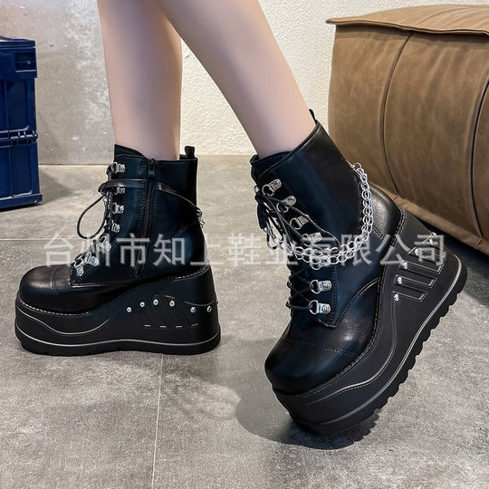 Damen nan Gothic Plateau-Stiefelette mit Schnürung, Ösenriemen und Anhänger-Details Shop Nory