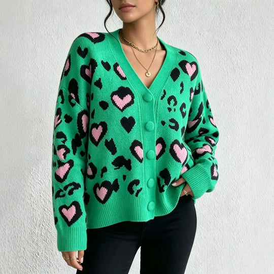 Damen Strickcardigan mit Herz‑Leopard-Jacquard, V‑Ausschnitt und großen Stoffknöpfen Shop Nory