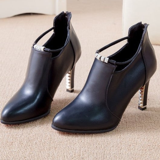 Damen Ankle-Boots mit spitzer Zehenform, funkelndem Strassriemen und skulptiertem Metallabsatz Shop Nory
