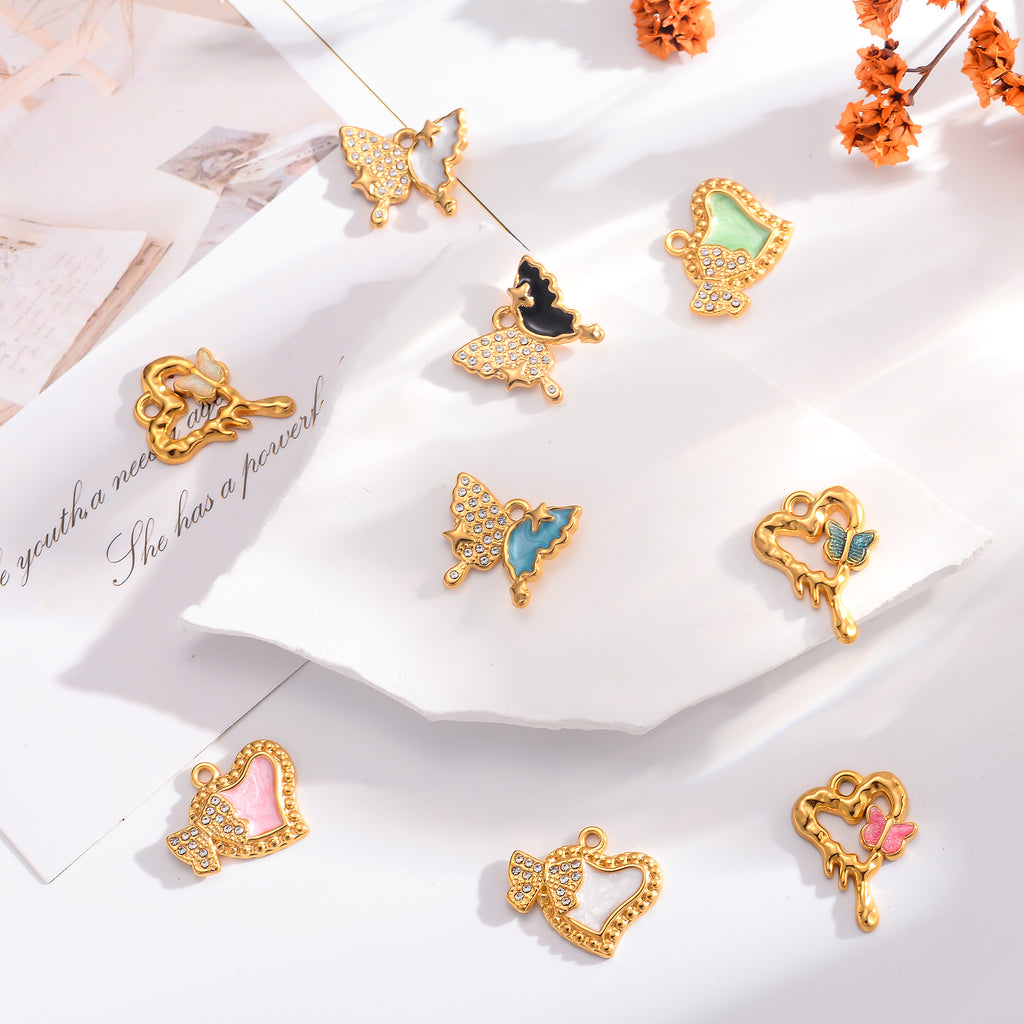 Damen Anhänger mit filigranem Schmetterlingsdesign und herzförmigem Einsatz Shop Nory