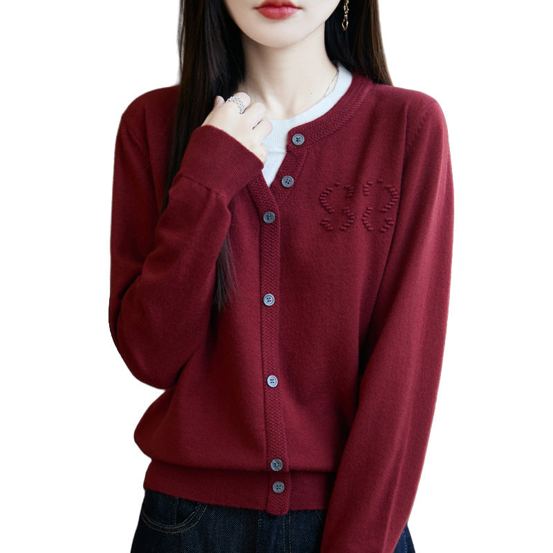 Damen Kurzer Feinstrick-Cardigan mit V‑Schlitzkragen, Rippenblende und dezentem Struktur‑Logo Shop Nory