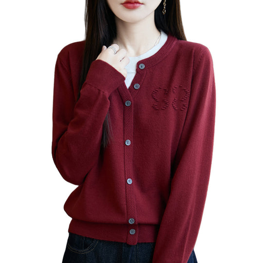 Damen Kurzer Feinstrick-Cardigan mit V‑Schlitzkragen, Rippenblende und dezentem Struktur‑Logo Shop Nory