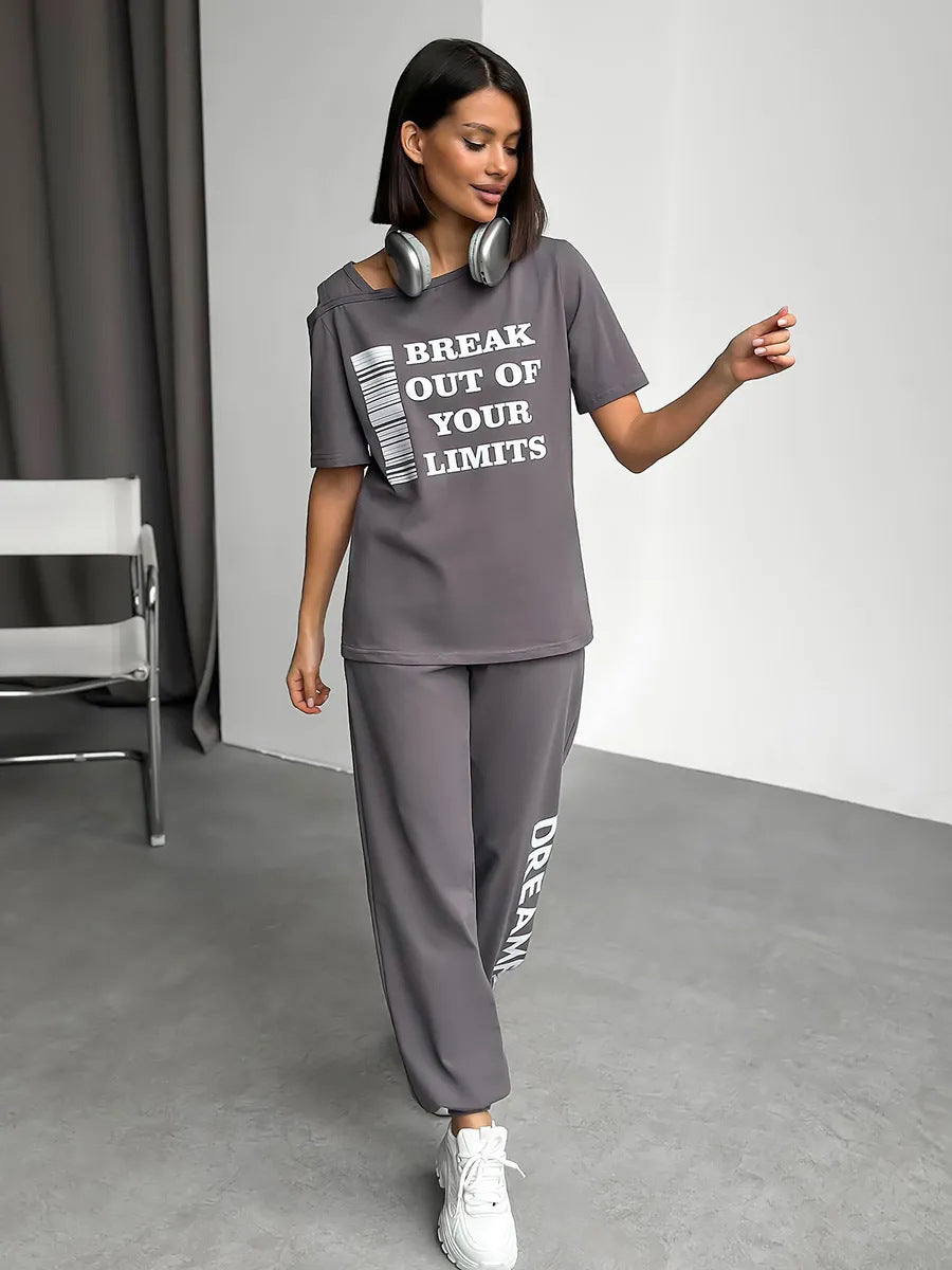 Damen lässiges Lounge-Set mit Cut-Out Schulter und Statement-Print Shop Nory