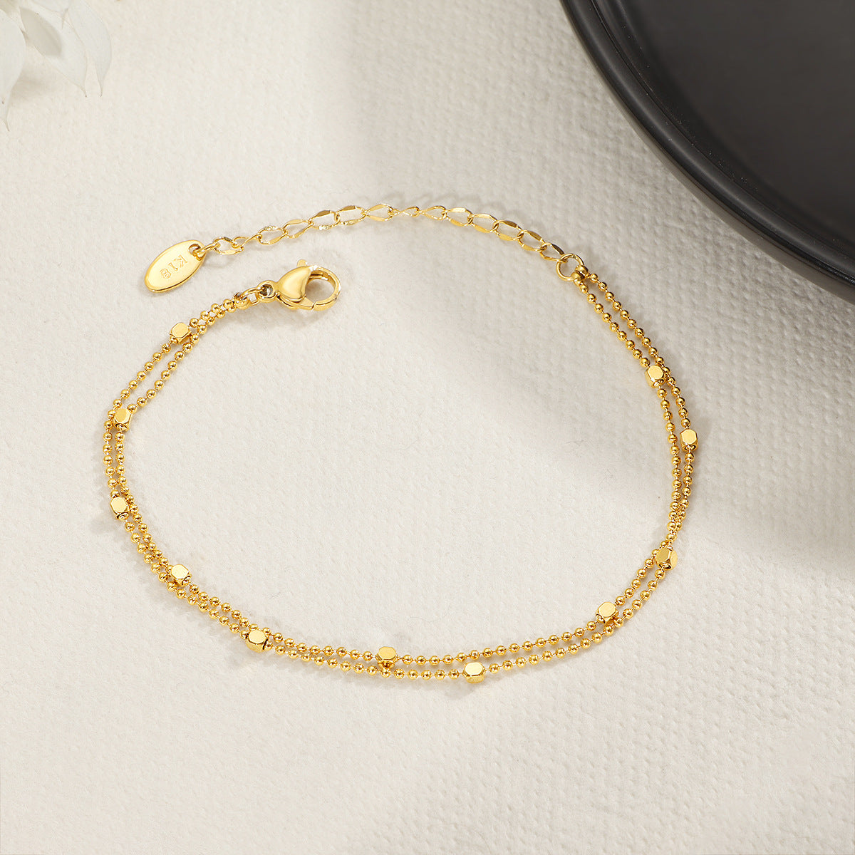 Damen zierliches Armband mit doppelter Kettenanordnung und funkelnden Akzenten Shop Nory