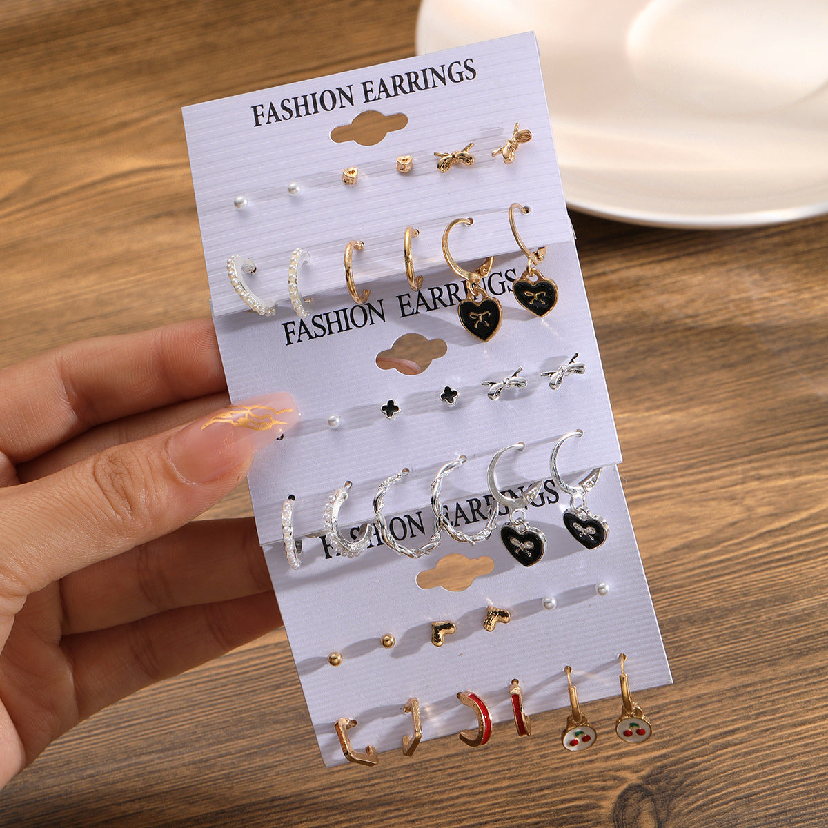Damen Ohrringe Set mit funkelnden und romantischen Herzmotiven Shop Nory