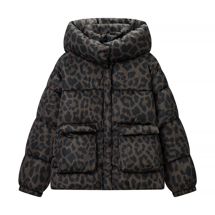 Damen Kurz geschnittene gesteppte Jacke mit hohem Kapuzenkragen, Tunnelzugsaum und Leopardenprint Shop Nory