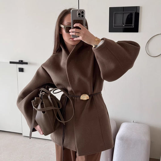 Damen Kurzjacke mit Wickelverschluss, taillierendem Ledergürtel und Muschelschließe Shop Nory