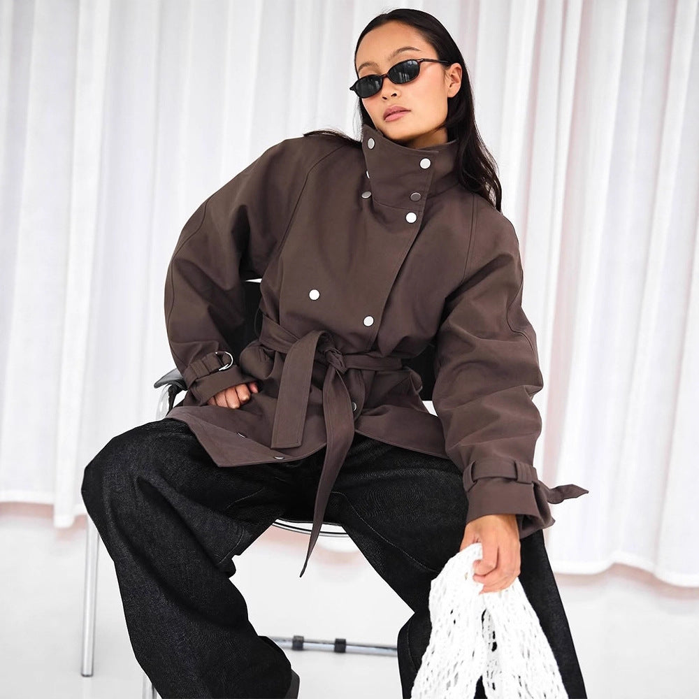 Damen Taillierbarer Oversize Kurztrench mit hohem Stehkragen, Druckknopffront und Bindegürtel Shop Nory