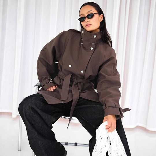 Damen Taillierbarer Oversize Kurztrench mit hohem Stehkragen, Druckknopffront und Bindegürtel Shop Nory