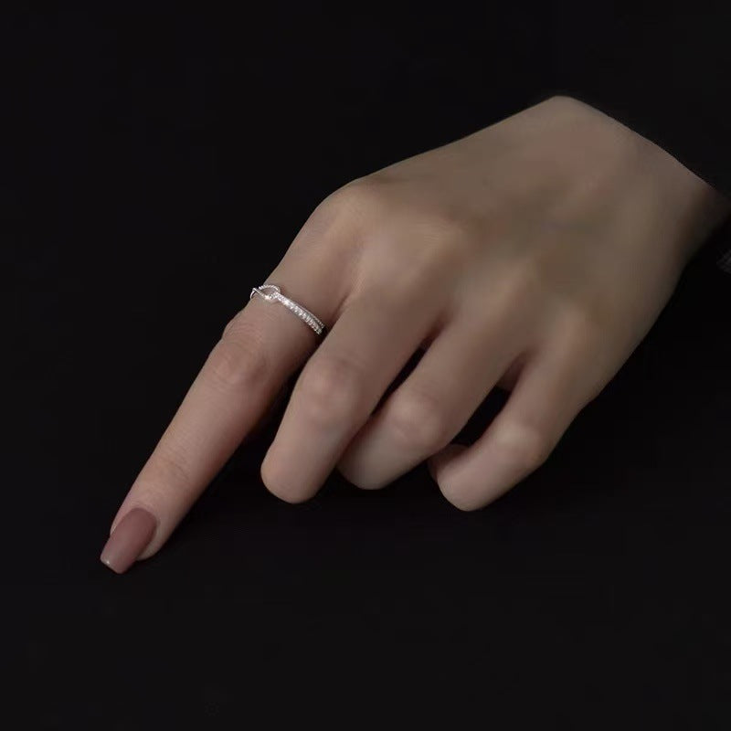 Damen offenes Armband mit zeitgemäßem Wellendesign und funkelndem Zirkonbesatz Shop Nory