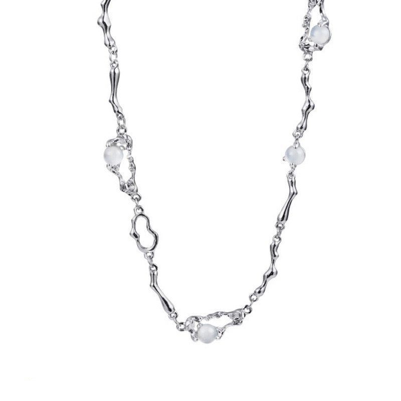 Damen Halskette mit elegantem, gewellten Design und versilberten Perlendetails Shop Nory