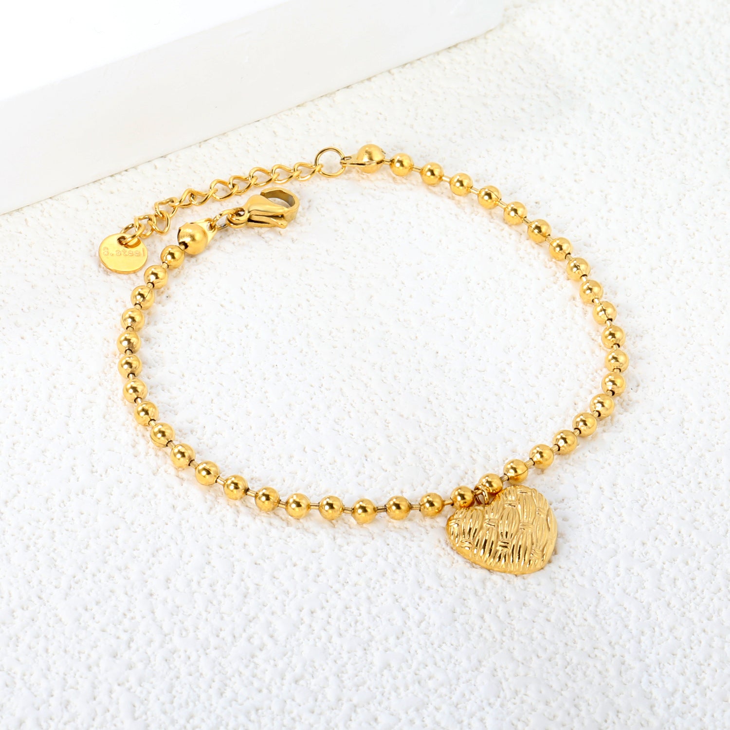 Damen Armband mit feinem Herzanhänger und eleganten Perlen Shop Nory