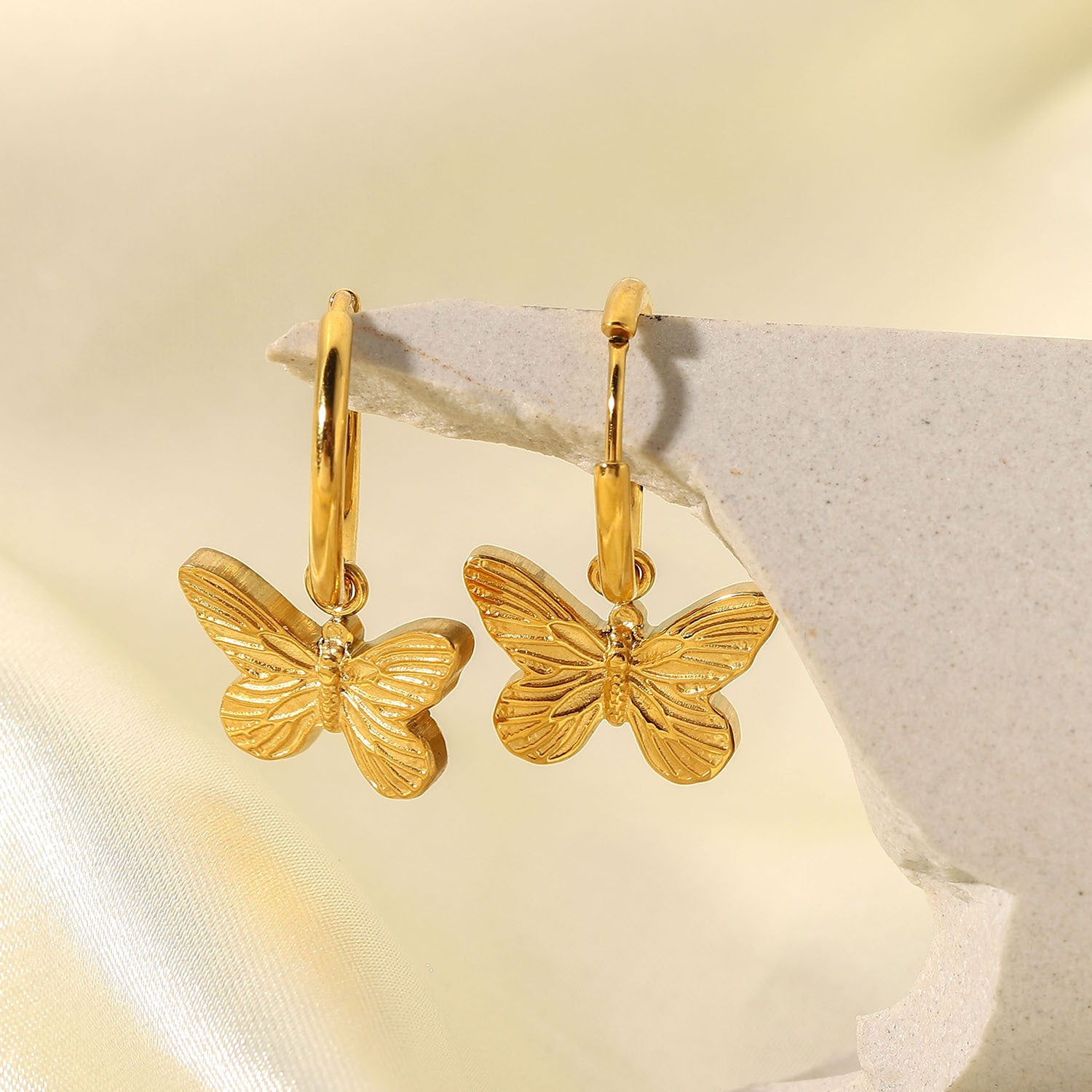 Damen Ohrhänger mit detaillierten Schmetterlingsmotiven aus hochwertigem Edelstahl Shop Nory