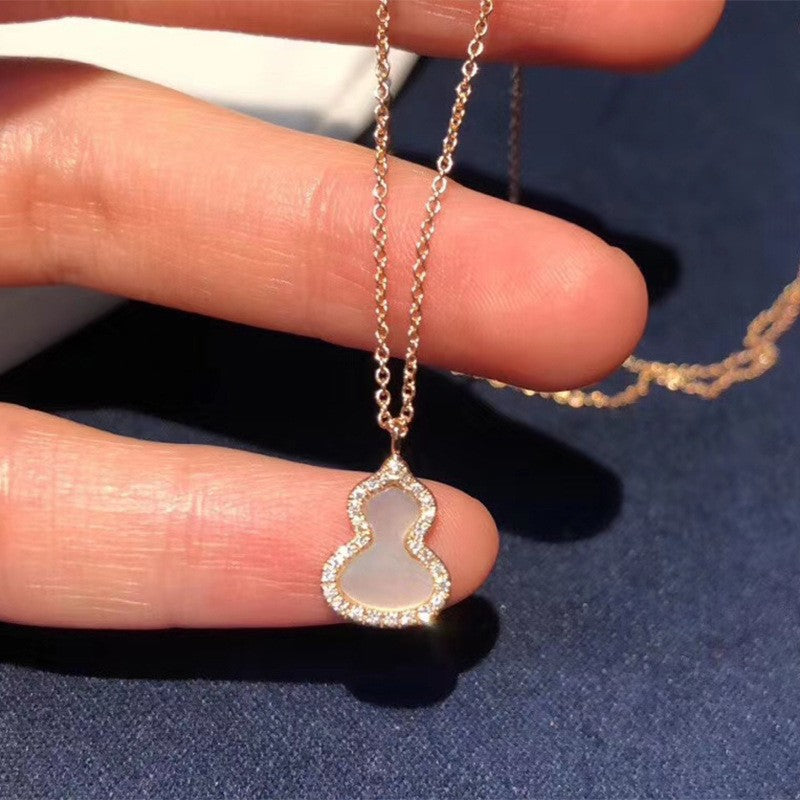 Damen Halskette mit kunstvollem Anhänger und glitzernden Zirkonia Shop Nory