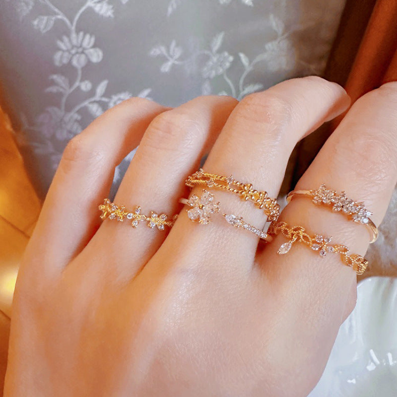 Damenring mit floralem Design und funkelnden Akzenten Shop Nory