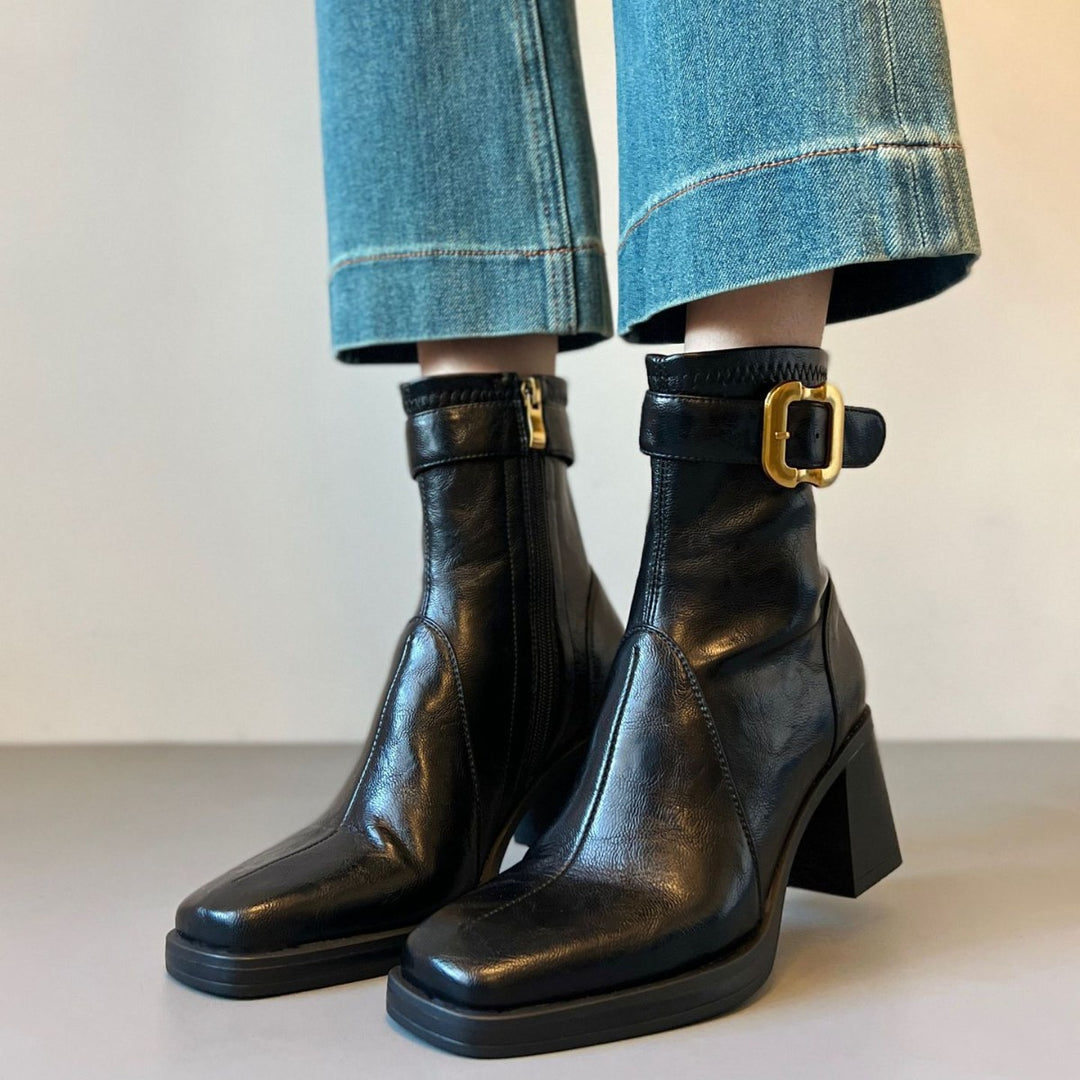 Damen knöchelhohe Glattleder‑Stiefelette mit markantem Blockabsatz, Plateau‑Sohle, seitlichem Reißverschluss und dekorativem Gurt Shop Nory