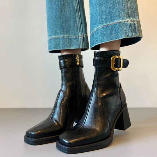 Damen knöchelhohe Glattleder‑Stiefelette mit markantem Blockabsatz, Plateau‑Sohle, seitlichem Reißverschluss und dekorativem Gurt Shop Nory