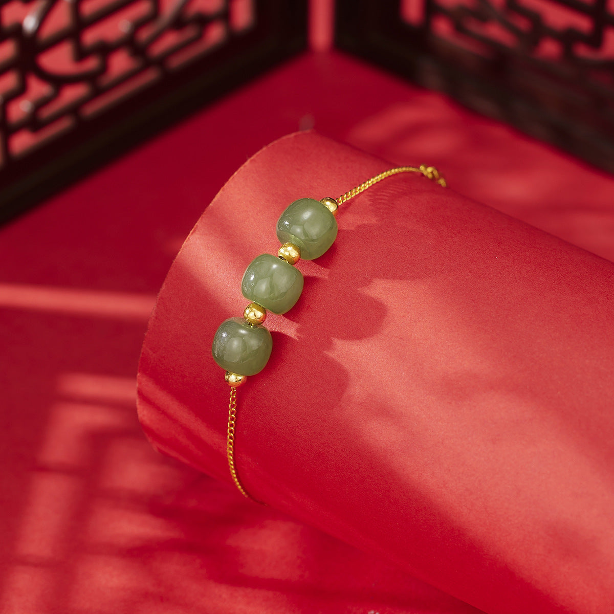 Damen elegantes Armband mit hochwertigen Jade-Perlen und Goldakzenten Shop Nory