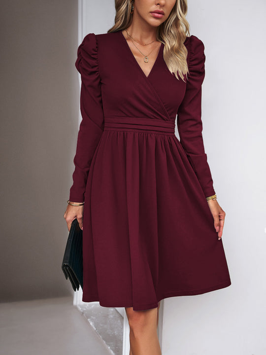 Damen Wickelkleid mit V-Ausschnitt, gerafften Puffärmeln und tailliertem Faltenrock Shop Nory
