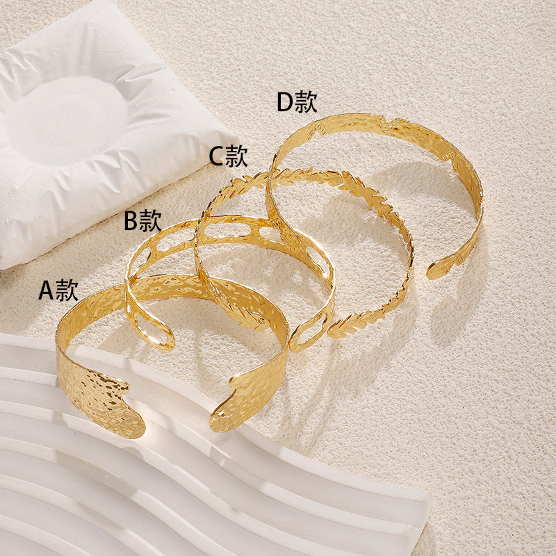 Damen Offener Armreif mit elegantem Blütenmuster Shop Nory