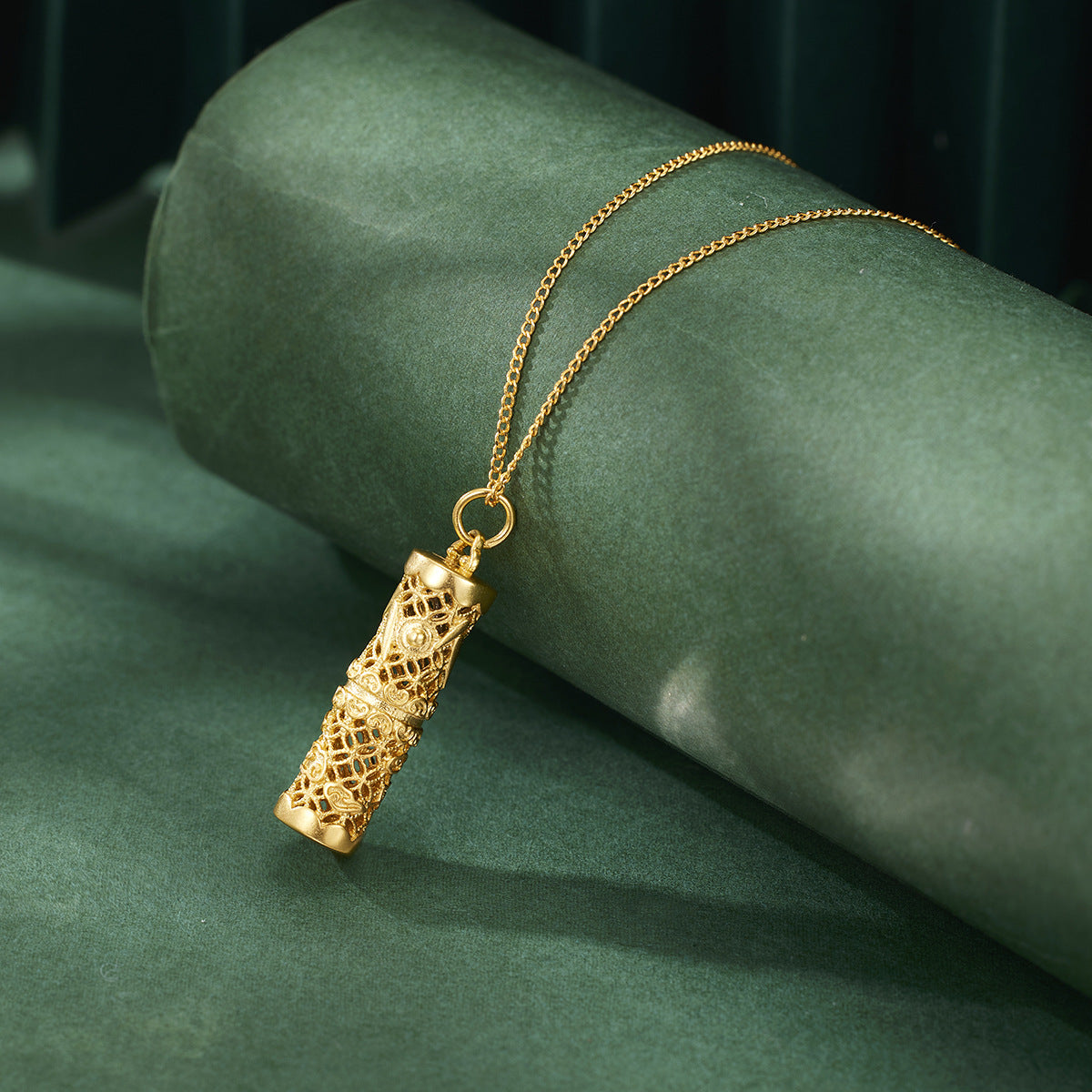 Damen Kette mit kunstvollem filigranen Anhänger Shop Nory