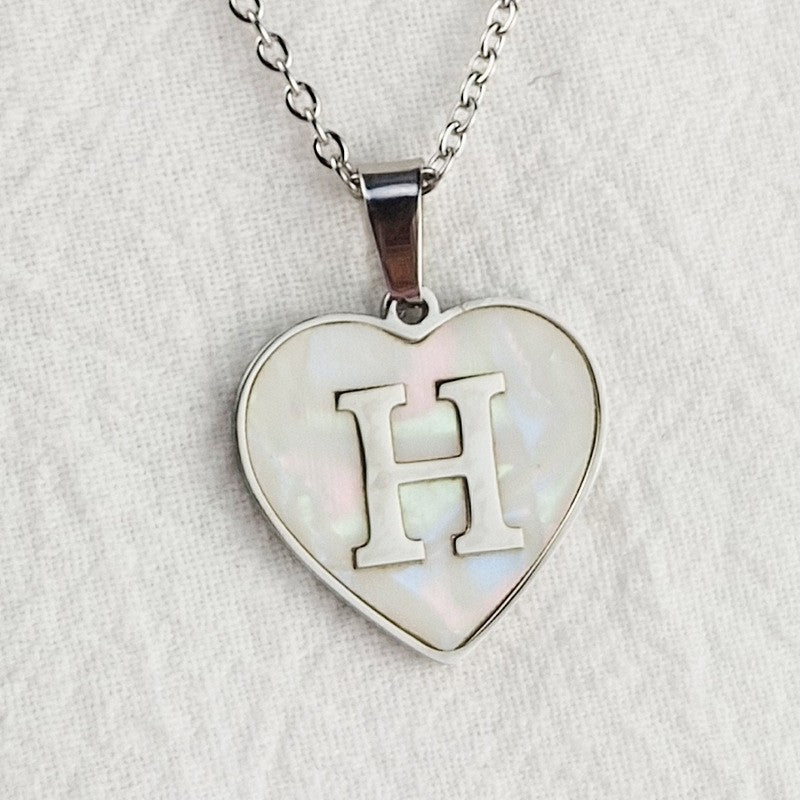 Damen Halskette mit herzförmigem Anhänger aus Muschelschale und initialisiertem Design Shop Nory
