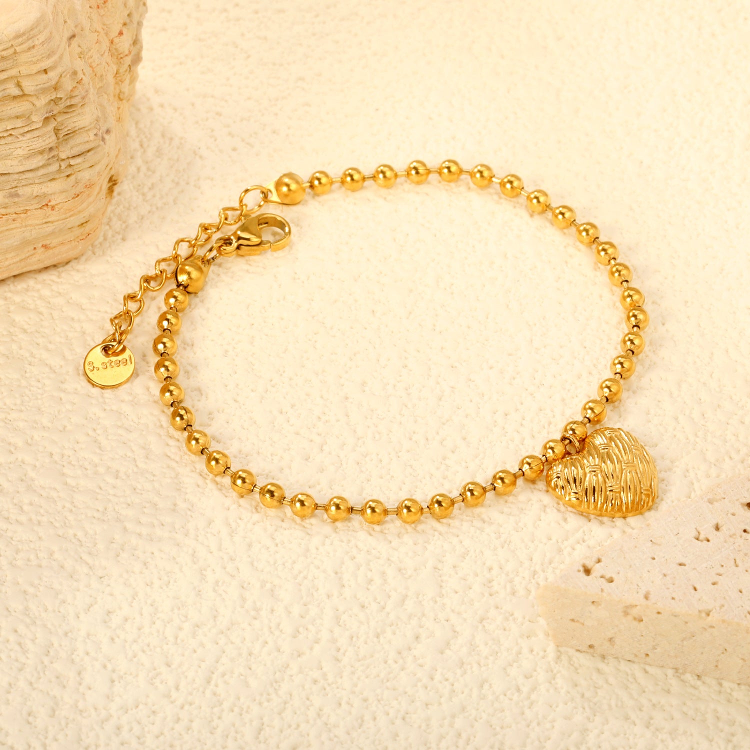 Damen Armband mit feinem Herzanhänger und eleganten Perlen Shop Nory