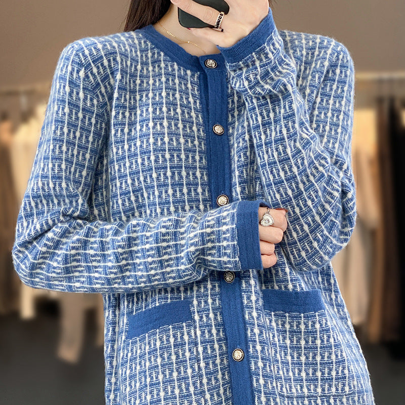 Damen Strickcardigan im Bouclé‑Gittermuster mit Rundhals, Schmuckknopfleiste und aufgesetzten Taschen Shop Nory
