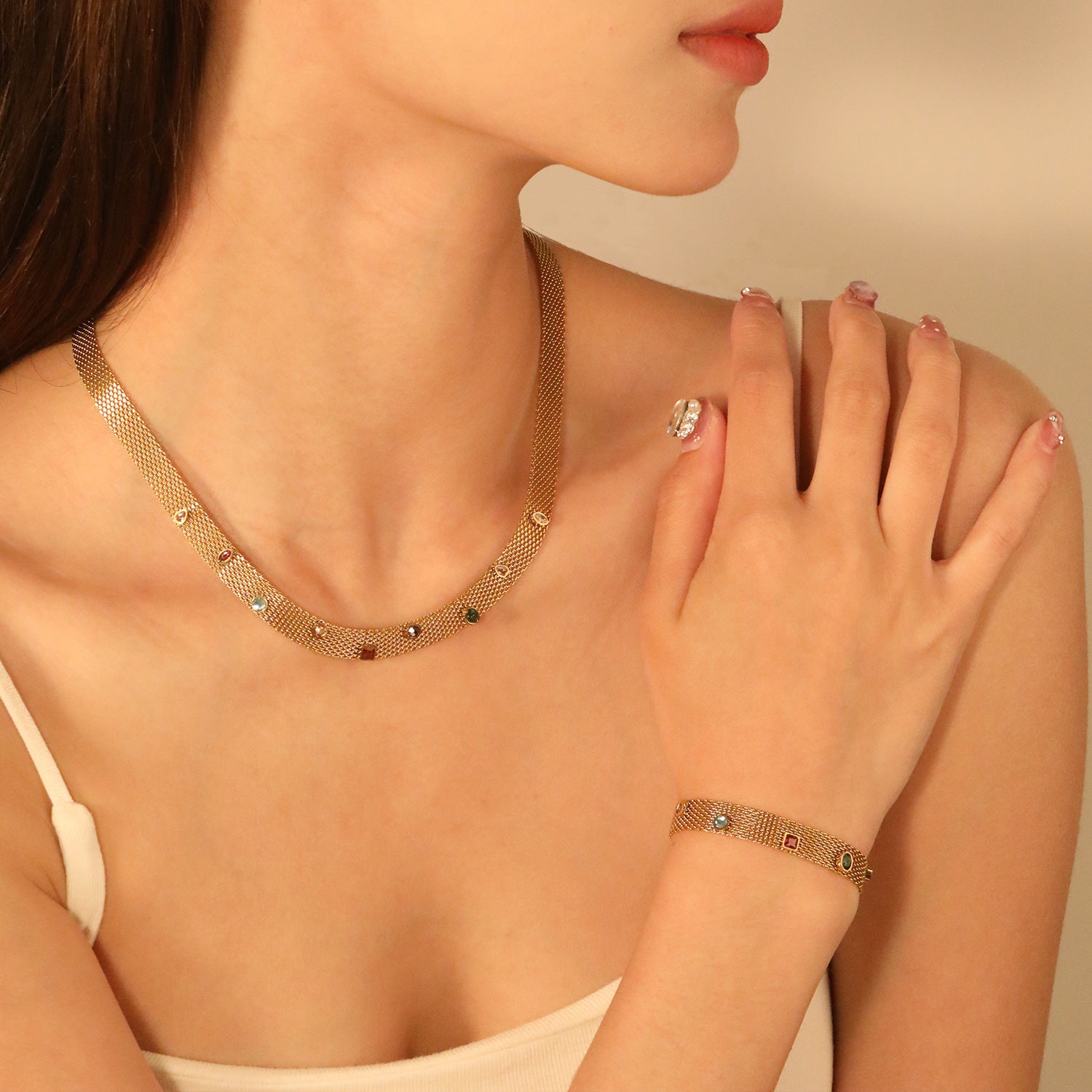 Damen Armkettchen mit funkelnden Schmucksteinen und feiner Gliederstruktur Shop Nory