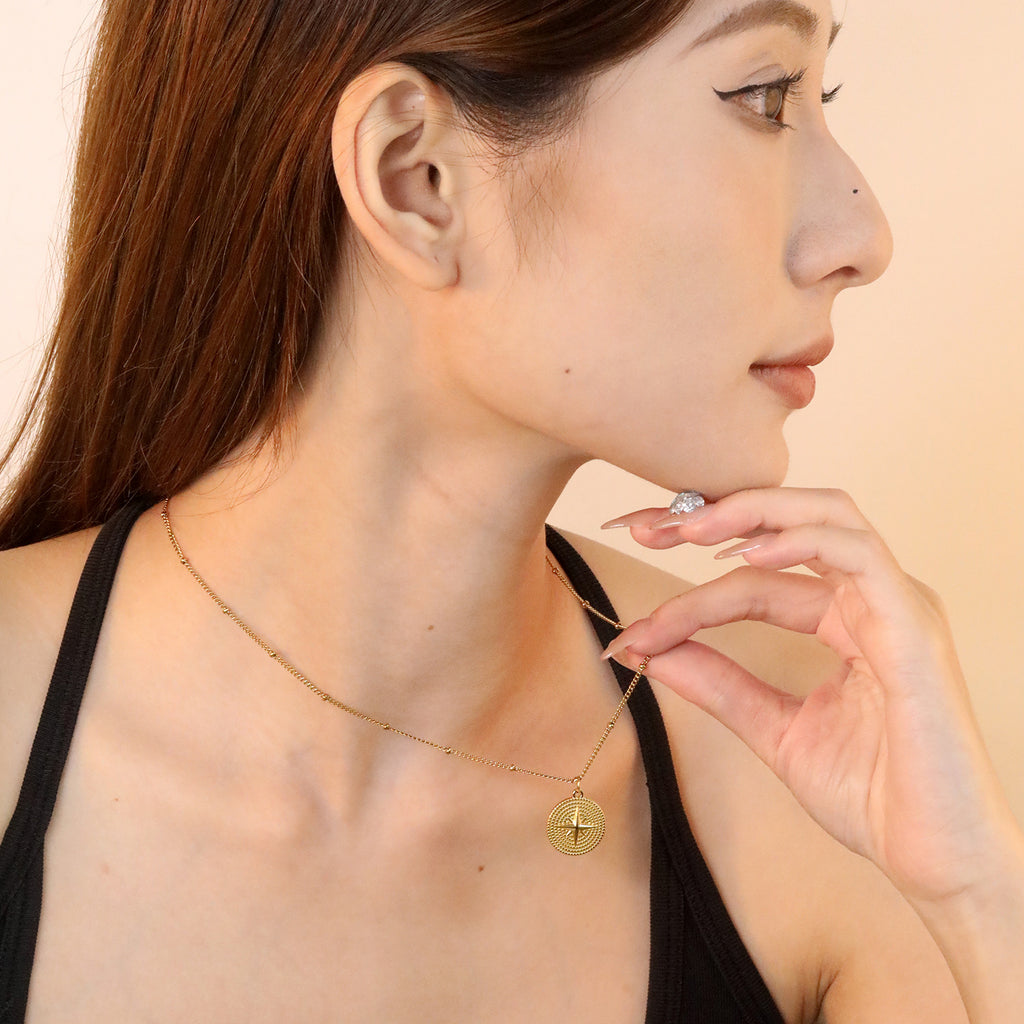 Damen Kette mit modernem Kompassanhänger aus hochwertigem Edelstahl Shop Nory