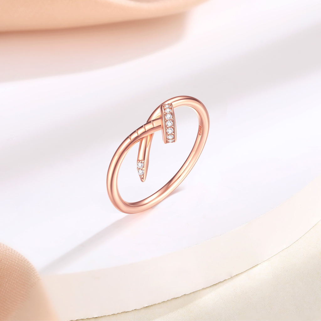 Damen Ohrstecker mit modernem Ringdesign und funkelnden Zirkonia Akzenten Shop Nory