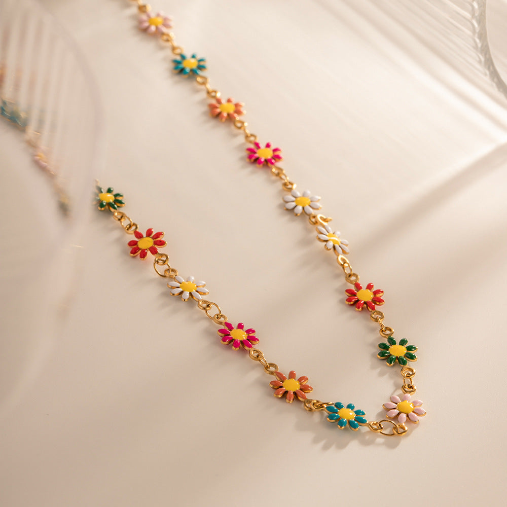 Damen Halskette mit bunten Blumenmotiven und goldfarbener Kettenverarbeitung Shop Nory