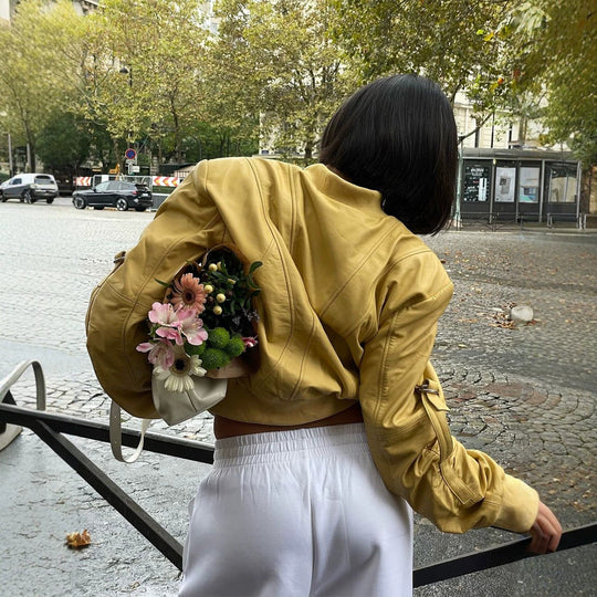 Damen Kurz‑Bomberjacke im Boxy‑Cut mit markanten Nahtdetails, Reißverschlusstaschen und gerippten Bündchen Shop Nory