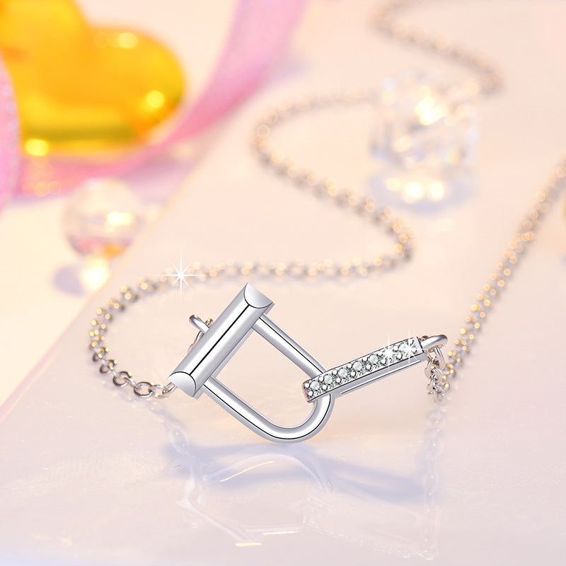 Damen Halskette mit kunstvollem Schnallenanhänger und funkelndem Zirkonia Shop Nory