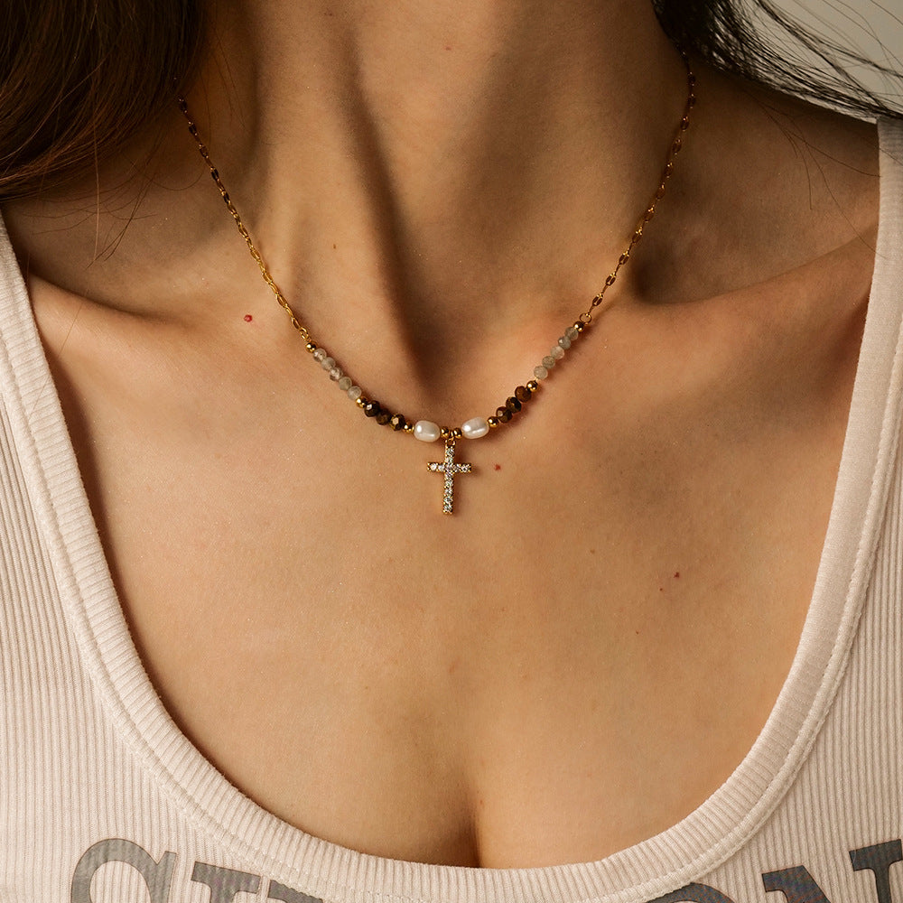 Damen Halskette mit funkelndem Kreuz und eleganten Perlenakzenten Shop Nory