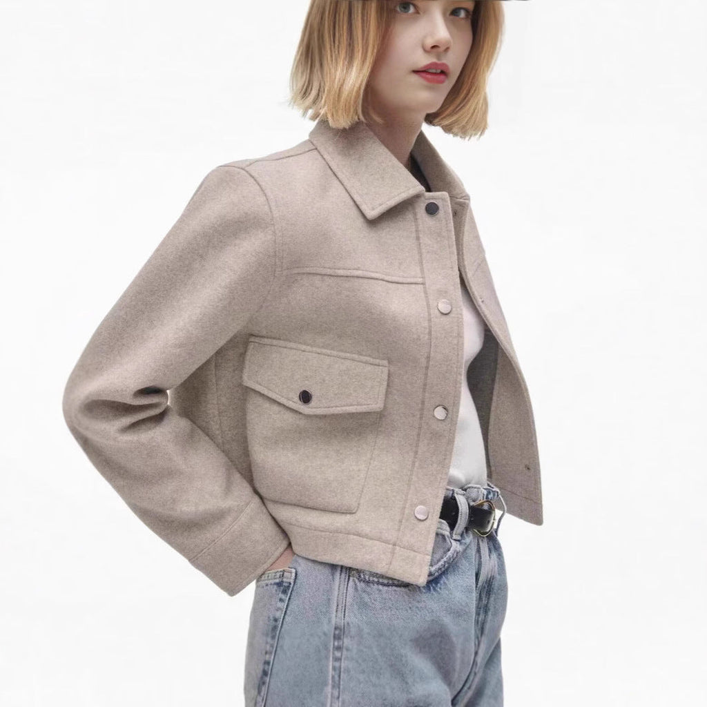 Damen kurze Wolljacke im klassischen Stil mit aufgesetzten Taschen