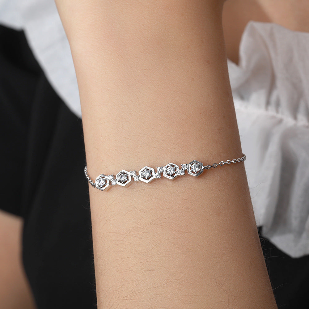 Damenarmband mit filigranem Design und funkelnden Zirkonia-Elementen Shop Nory