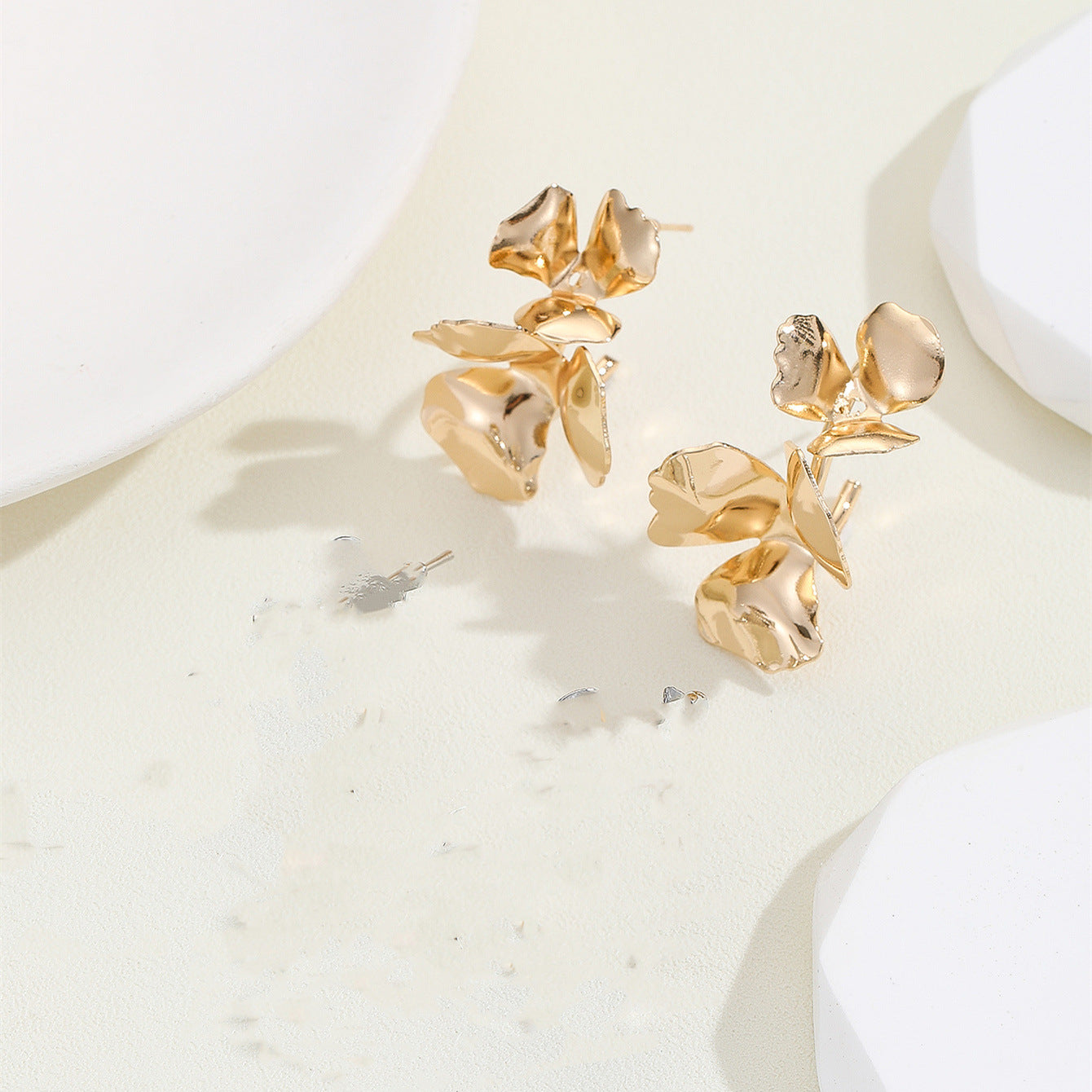 Damen Ohrhänger im eleganten, skulpturalen Blumendesign Shop Nory